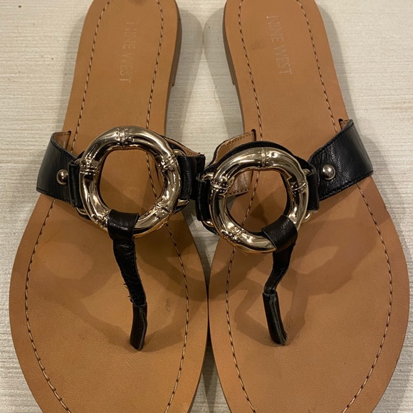Nine West Chic Black Leather Thong Sandals Gold Accent Size 10 - Picture 2 of 9